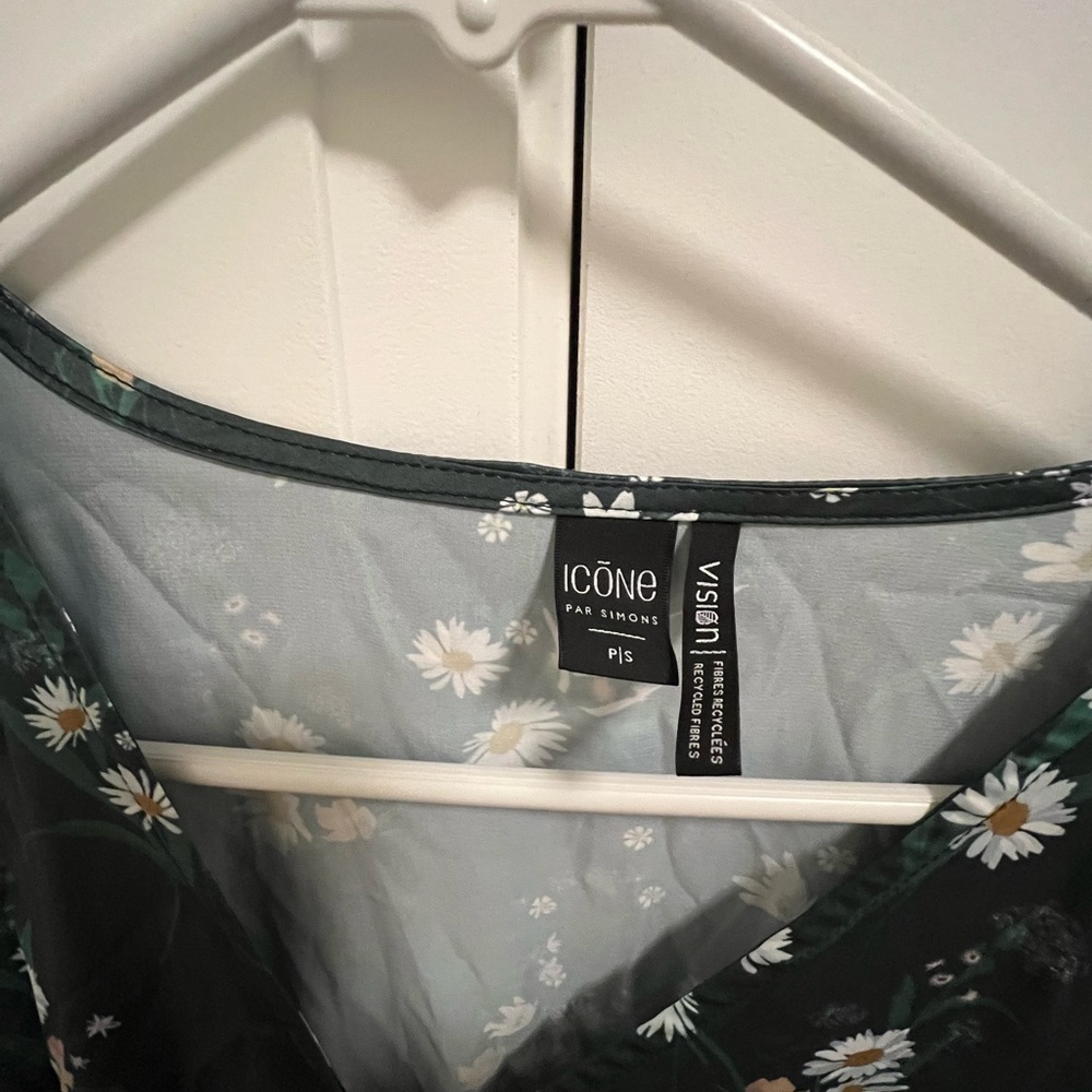 Simons - Picture 3 of 4